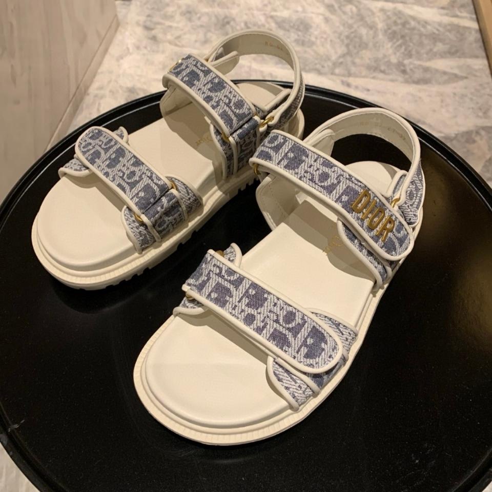 Dior Dioract Sandal
Chambray Blue Jacquard with Ecru Dior Oblique Raffia
KCO170ROJ_S28N-duoc-ban-tai-HVIP Shoes & Clothes