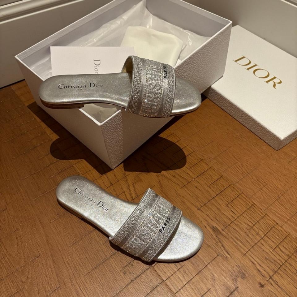 Dior Dway Slide
Cotton Embroidered with Metallic Thread and silver-Tone Strass KCQ209LCS-duoc-ban-tai-HVIP Shoes & Clothes