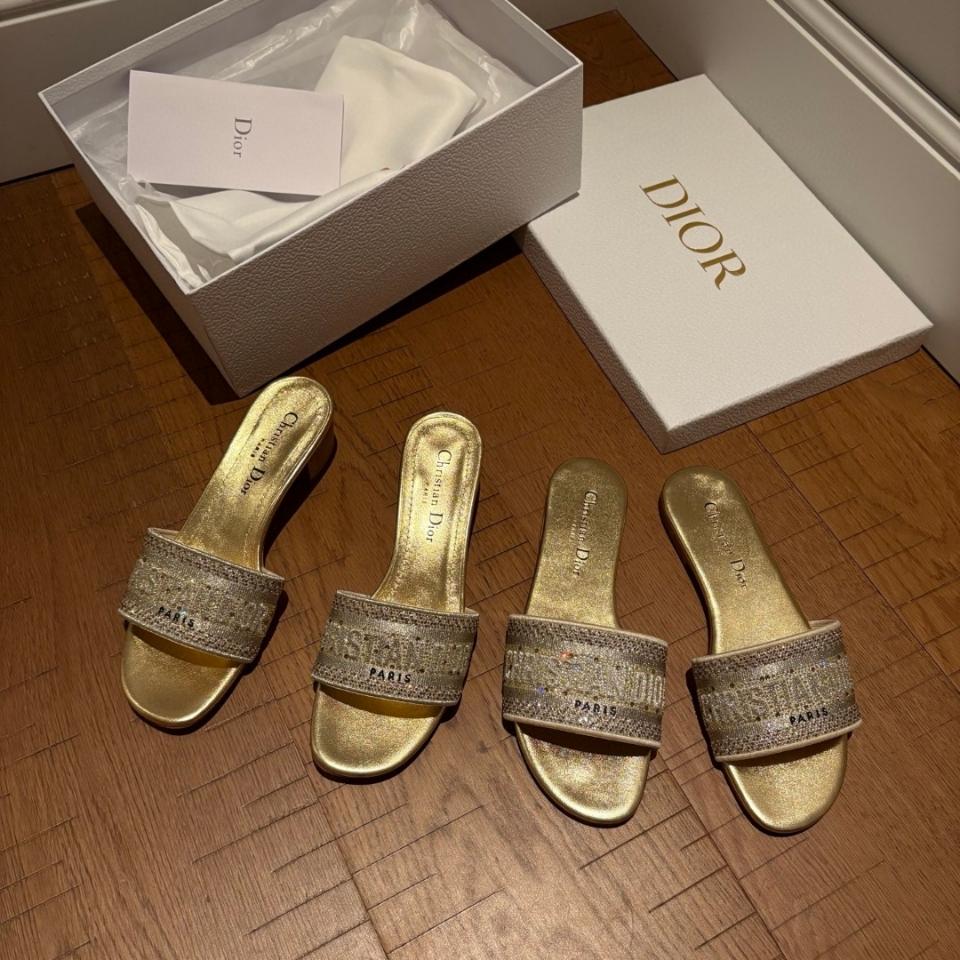 Dior Dway Heeled Slide
Gold Cotton Embroidered with Metallic Thread and gold-Tone Strass
KCQ860CHS-duoc-ban-tai-HVIP Shoes & Clothes