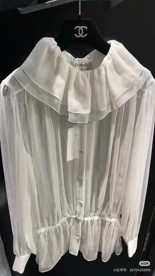 Chanel Blouse
 
Silk Muslin 
White
P79102-V64197-00100-duoc-ban-tai-HVIP Shoes & Clothes
