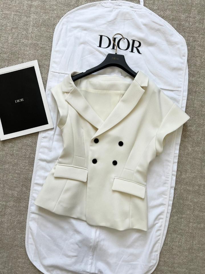 Dior Asymmetric Short-Sleeved Jacket with Belt
White Silk and Cotton Faille
521V80A7050_X9000-duoc-ban-tai-HVIP Shoes & Clothes