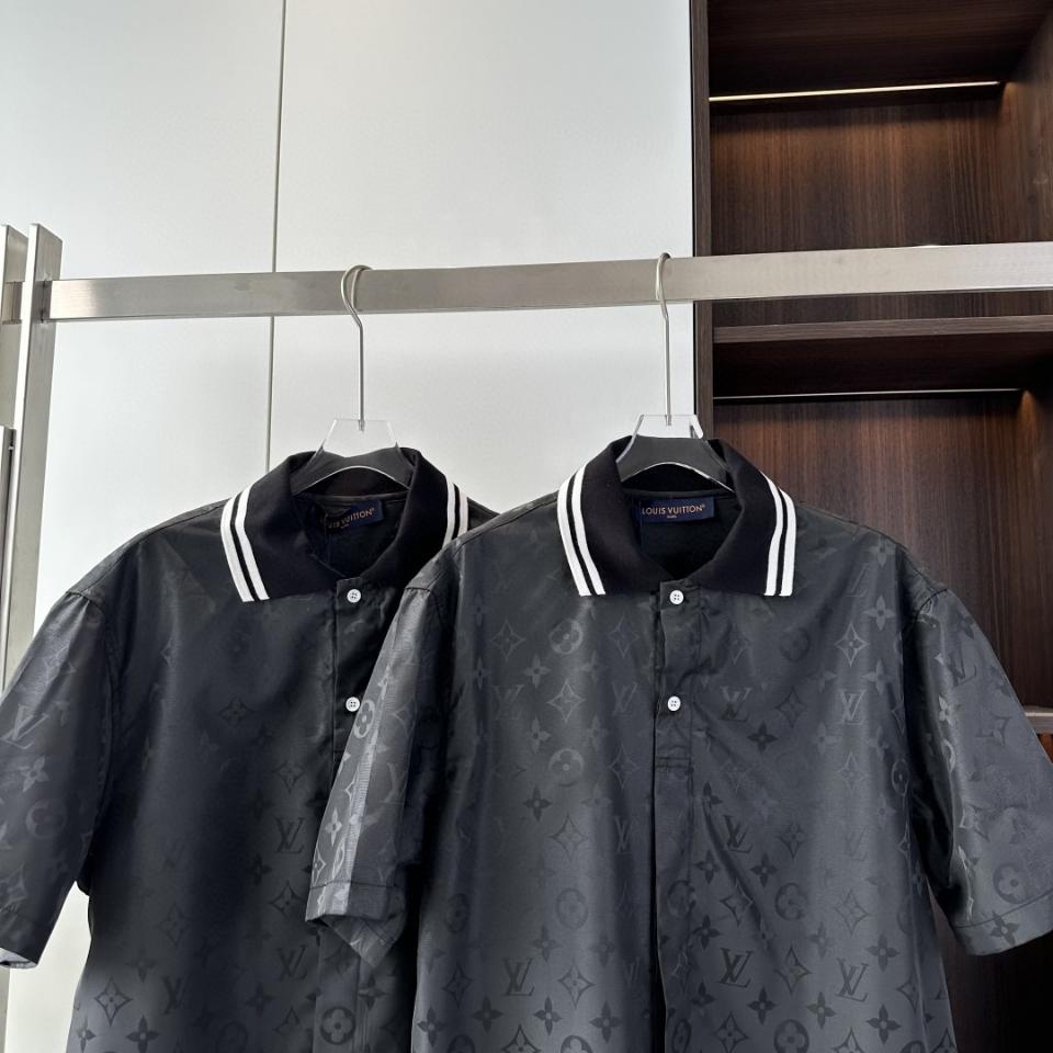 Louis Vuitton 1AGTP1
Monogram Moire Jacquard Short-Sleeved Silk Shirt .-duoc-ban-tai-HVIP Shoes & Clothes