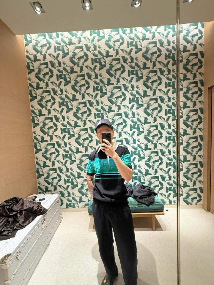 Louis Vuitton 1AGTM3
Iridescent Jacquard Short-Sleeved Polo-duoc-ban-tai-HVIP Shoes & Clothes