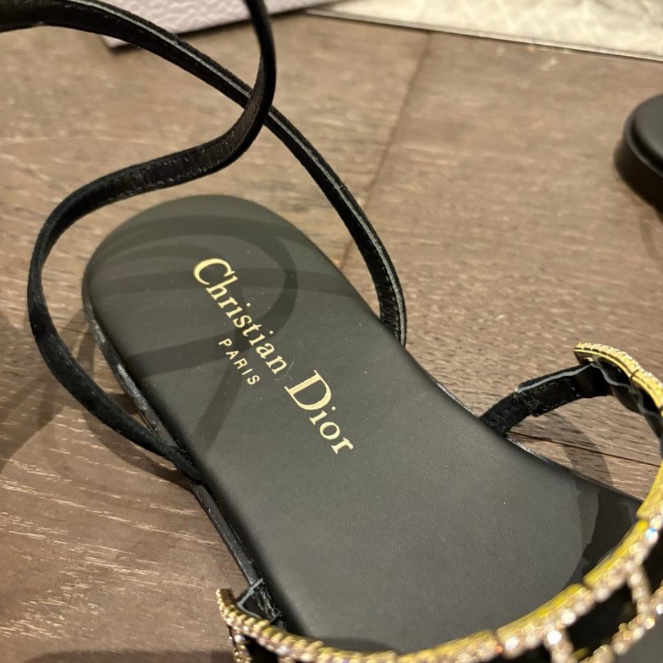 Dior Diorissime Sandal
Black Suede Goatskin and Silver-Tone Strass
KCO237VVV_S900-duoc-ban-tai-HVIP Shoes & Clothes