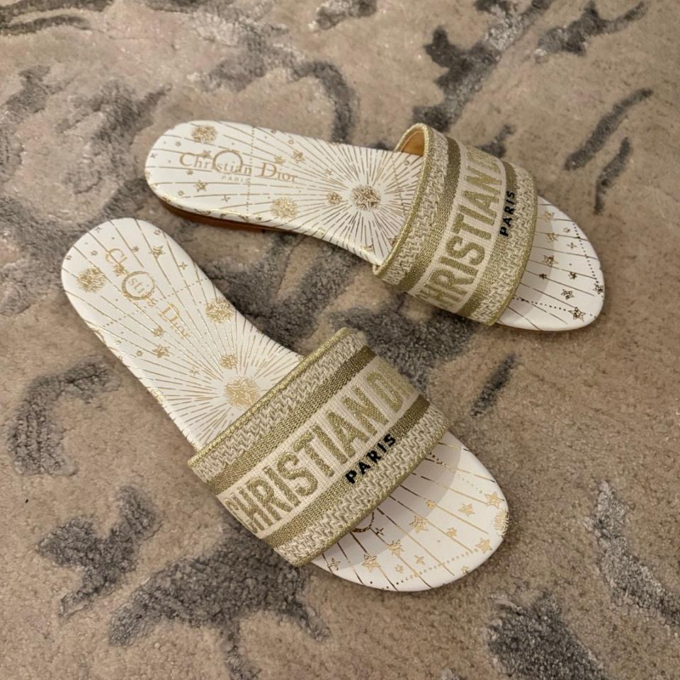 Dior Dway Slide 
Embroidered silver Cotton and White Multicolor Toile de Jouy Papillon Motif KCQ209ECT-duoc-ban-tai-HVIP Shoes & Clothes