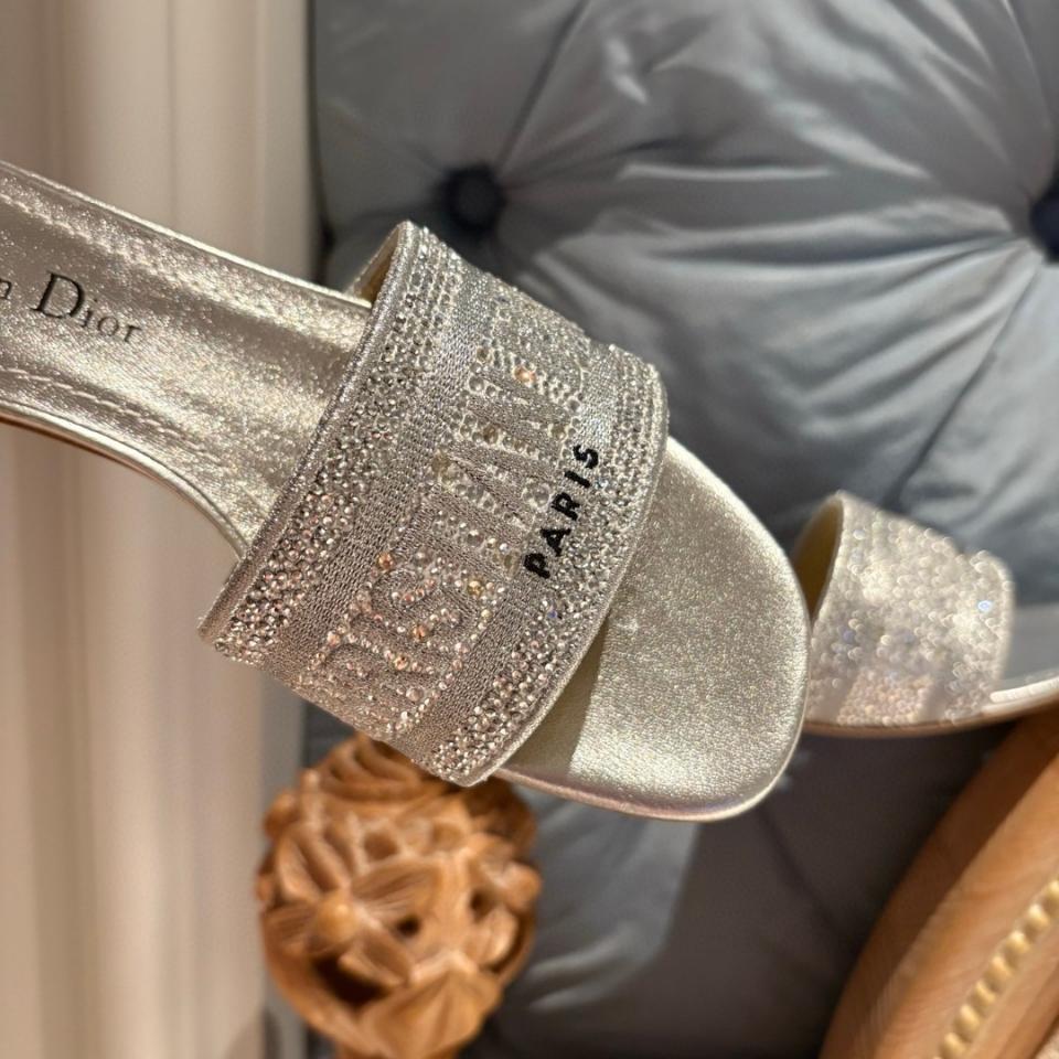 Dior Dway Heeled Slide
White Cotton Embroidered with Metallic Thread and white-Tone Strass
KCQ860CHS-duoc-ban-tai-HVIP Shoes & Clothes