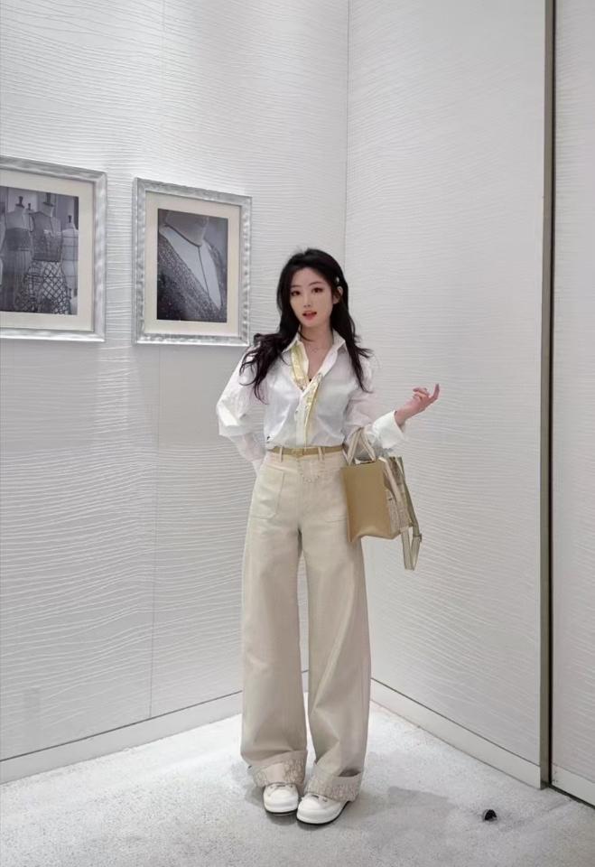 Dior Flared Jeans
Ecru Cotton Denim with Dior Oblique Interior 522P04A3050_X0200-duoc-ban-tai-HVIP Shoes & Clothes
