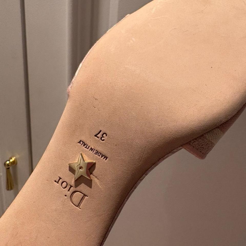 Dior Dway Heeled Slide
Embroidered Cotton and Peach Blossom Pink and White D-Butterfly Paisley Motif KCQ902ECB_S35P-duoc-ban-tai-HVIP Shoes & Clothes