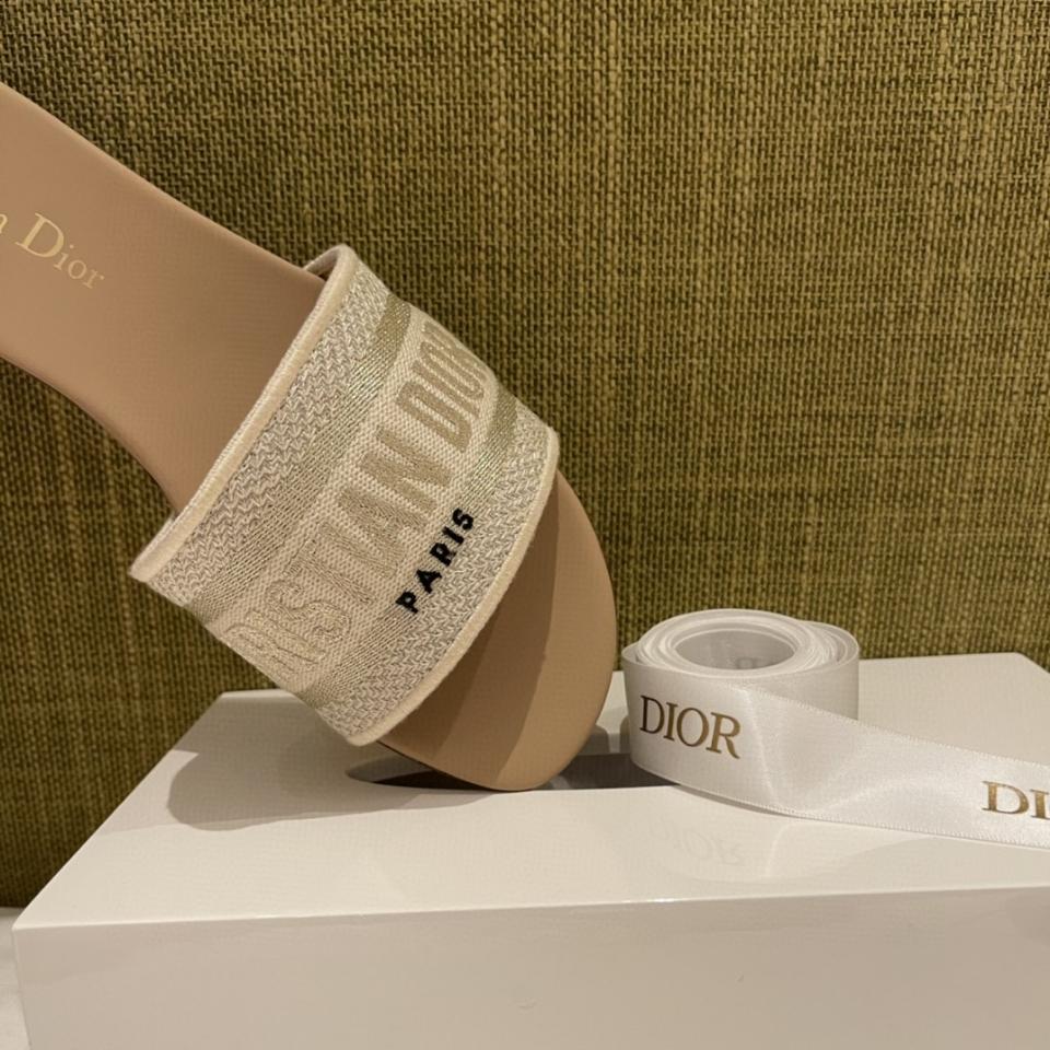 Dior Dway Slide
Deep Blue Embroidered Cotton KCQ166ERC_S56B Sao chép-duoc-ban-tai-HVIP Shoes & Clothes