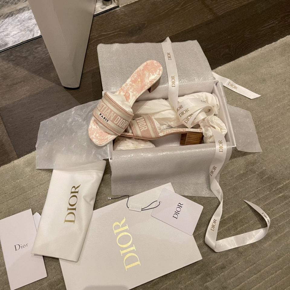 Dior Dway Heeled Slide
Pink Embroidered Cotton and Toile de Jouy Sauvage Motif
KCQ902TJE -duoc-ban-tai-HVIP Shoes & Clothes