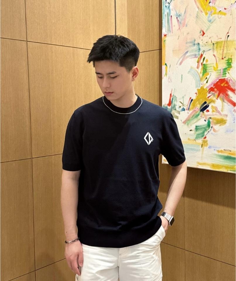 Dior CD Diamond navy Short-Sleeved Sweater
Blue Cotton and Silk Jersey 593M604A6001_C980 1-duoc-ban-tai-HVIP Shoes & Clothes