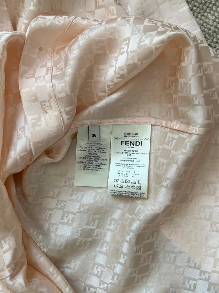 Fendi Shirt
Pink FF silk shirt FS8257AUQGF1RX0-duoc-ban-tai-HVIP Shoes & Clothes