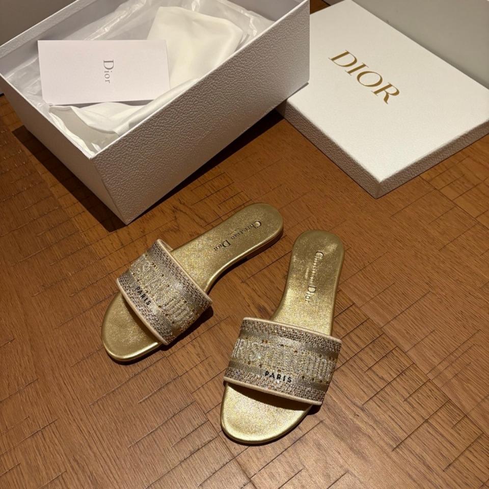 Dior Dway Slide
Cotton Embroidered with Metallic Thread and Gold-Tone Strass KCQ209LCS_S62K-duoc-ban-tai-HVIP Shoes & Clothes