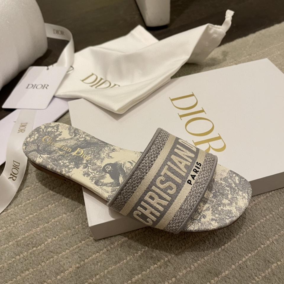 Dior Dway Slide
Gray Embroidered Cotton and Toile de Jouy Motif
 KCQ209TJE-duoc-ban-tai-HVIP Shoes & Clothes