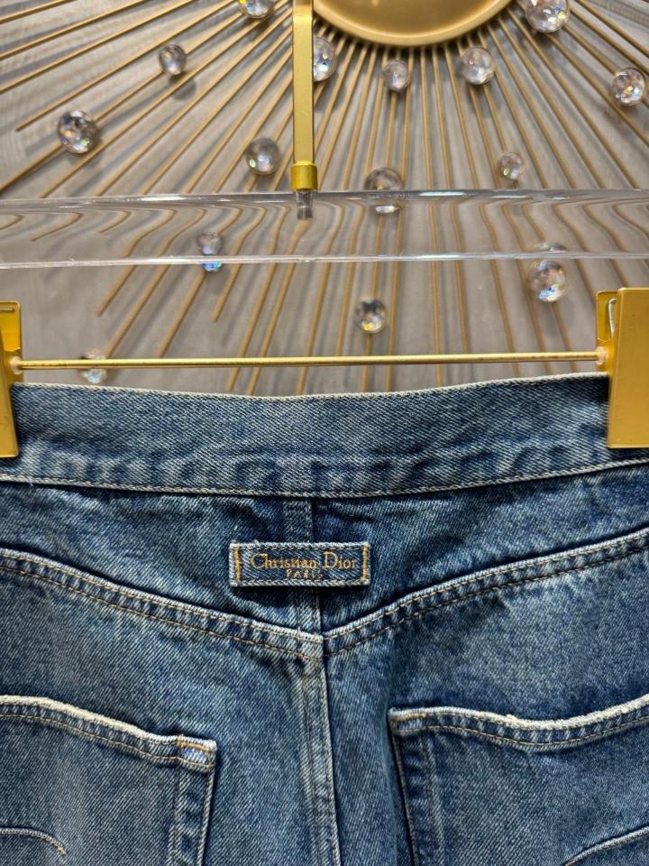 Dior Flared Jeans
Blue Stonewashed Cotton Denim
522P91A3046_X5408-duoc-ban-tai-HVIP Shoes & Clothes
