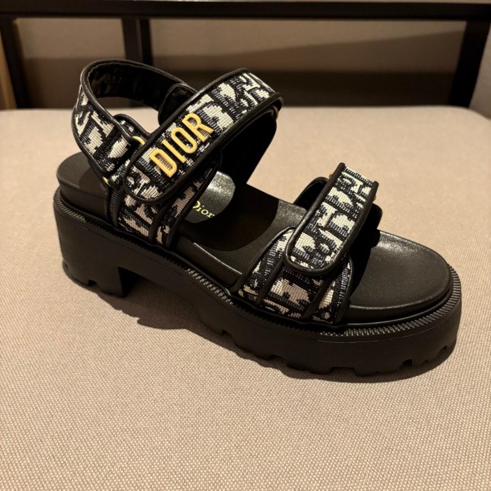 Dior Dioract Platform Sandal
Cotton Embroidered with Deep Blue Dior Oblique Motif
KCO058OLF_S10B-duoc-ban-tai-HVIP Shoes & Clothes