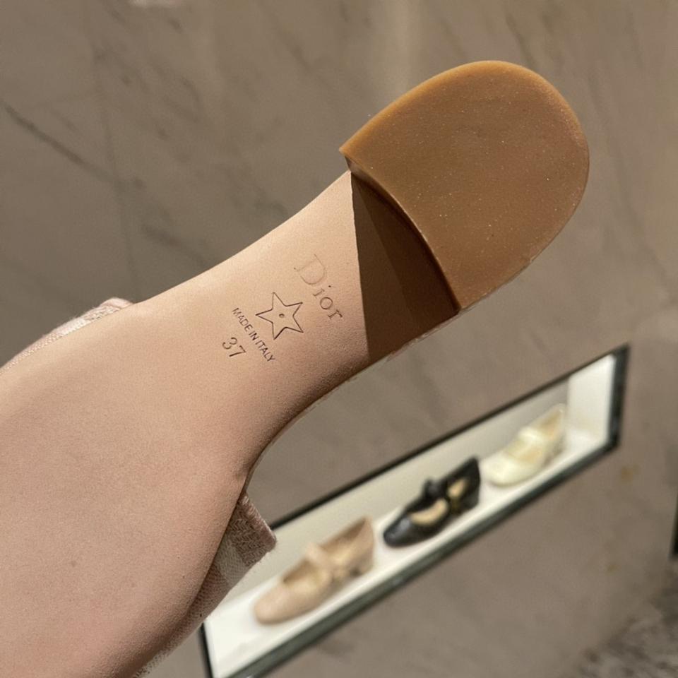 Dior Dway Heeled Slide
Pink Embroidered Cotton and Toile de Jouy Sauvage Motif
KCQ902TJE -duoc-ban-tai-HVIP Shoes & Clothes