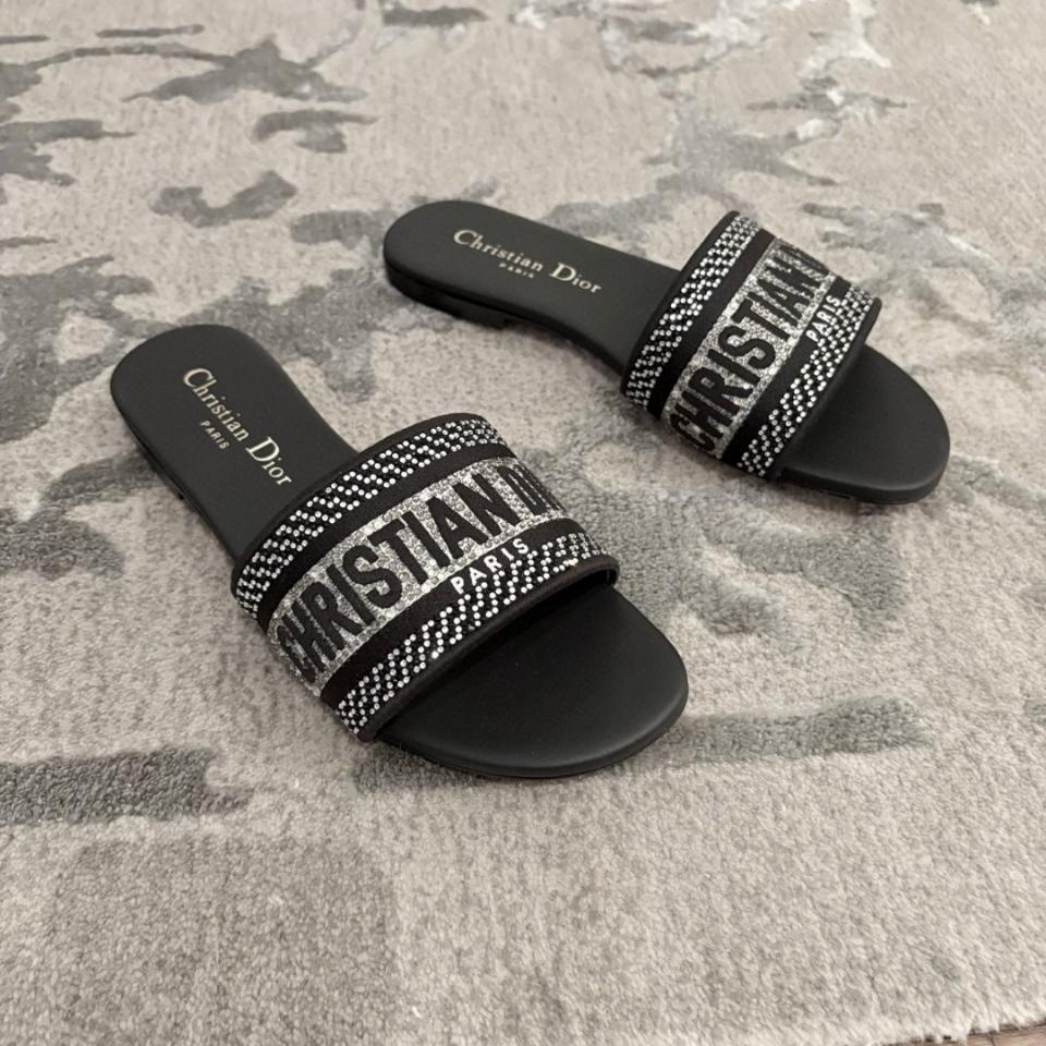 Dior Dway Slide
Black Cotton Embroidered with Metallic Thread and silver-Tone Strass KCQ209LCS -duoc-ban-tai-HVIP Shoes & Clothes
