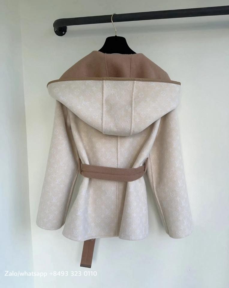 Louis Vuitton 1AFSKE
Reversible Signature Short Hooded Wrap Coat V3-duoc-ban-tai-Hvip Bags & Accessories