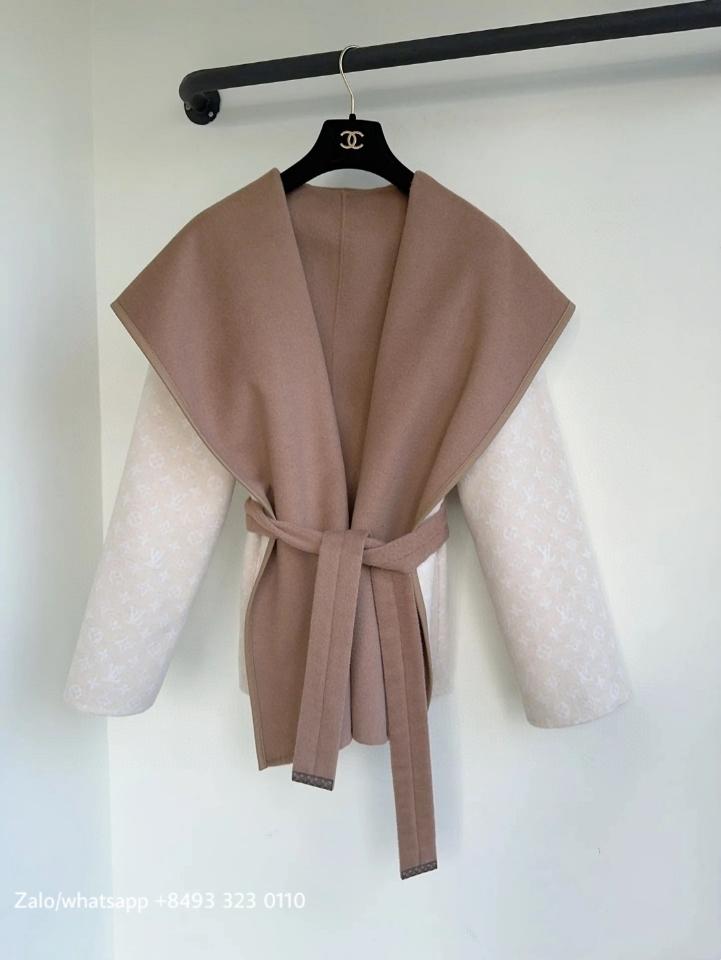 Louis Vuitton 1AFSKE
Reversible Signature Short Hooded Wrap Coat V3-duoc-ban-tai-Hvip Bags & Accessories