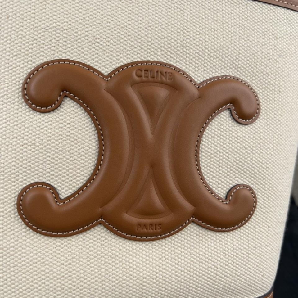 CELINE Mini BUCKET CUIR TRIOMPHE IN TEXTILE AND CALFSKIN
NATURAL / TAN 113782EFL-duoc-ban-tai-Hvip Bags & Accessories