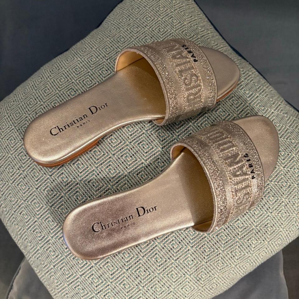 Dior Dway Slide
Cotton Embroidered with Metallic Thread and silver-Tone Strass KCQ209LCS-duoc-ban-tai-HVIP Shoes & Clothes