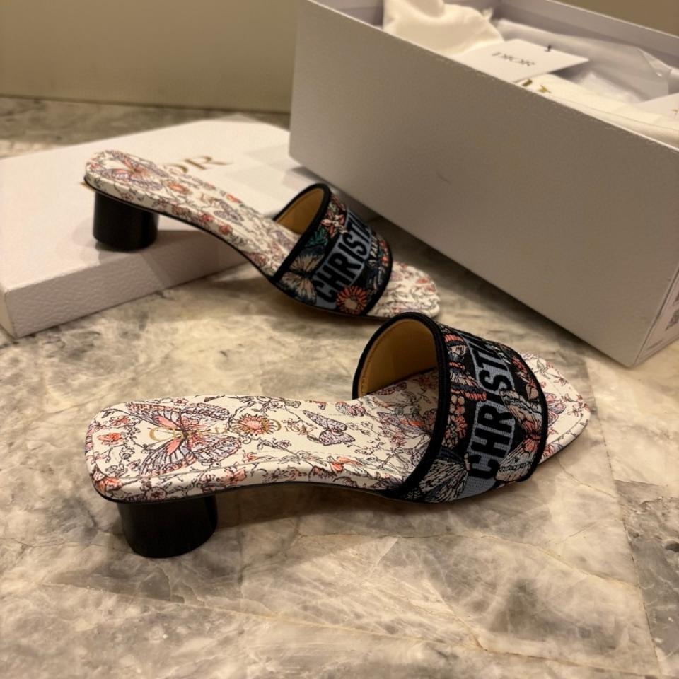 Dior Dway heels Slide 
Embroidered Cotton and White Multicolor Toile de Jouy Papillon Motif-duoc-ban-tai-HVIP Shoes & Clothes