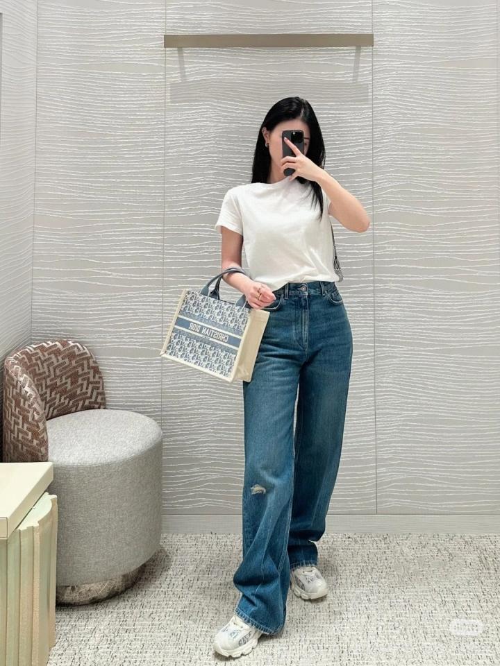 Dior Flared Jeans
Blue Stonewashed Cotton Denim
522P91A3046_X5408-duoc-ban-tai-HVIP Shoes & Clothes