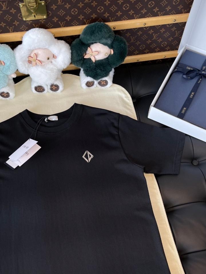 Dior CD Diamond T-Shirt, Relaxed Fit
Black Cotton Jersey 593J696A0554_C980 1-duoc-ban-tai-HVIP Shoes & Clothes