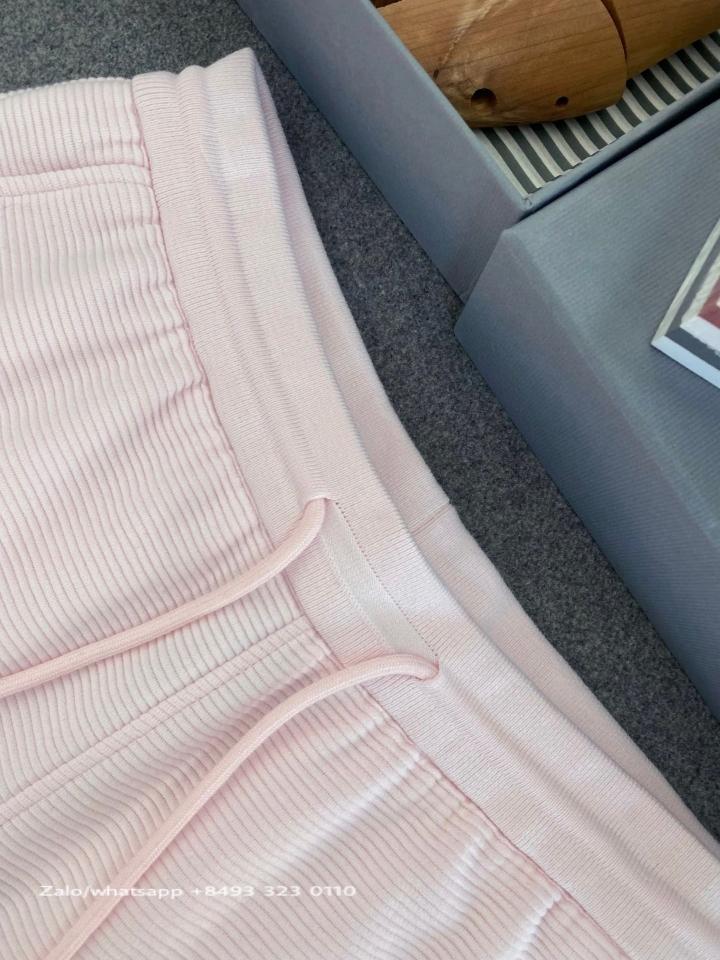 Thom Browne LIGHT PINK COTTON OTTOMAN RIB 4-BAR SWEATPANT

MJQ140A08138680 tur-duoc-ban-tai-Hvip Bags & Accessories