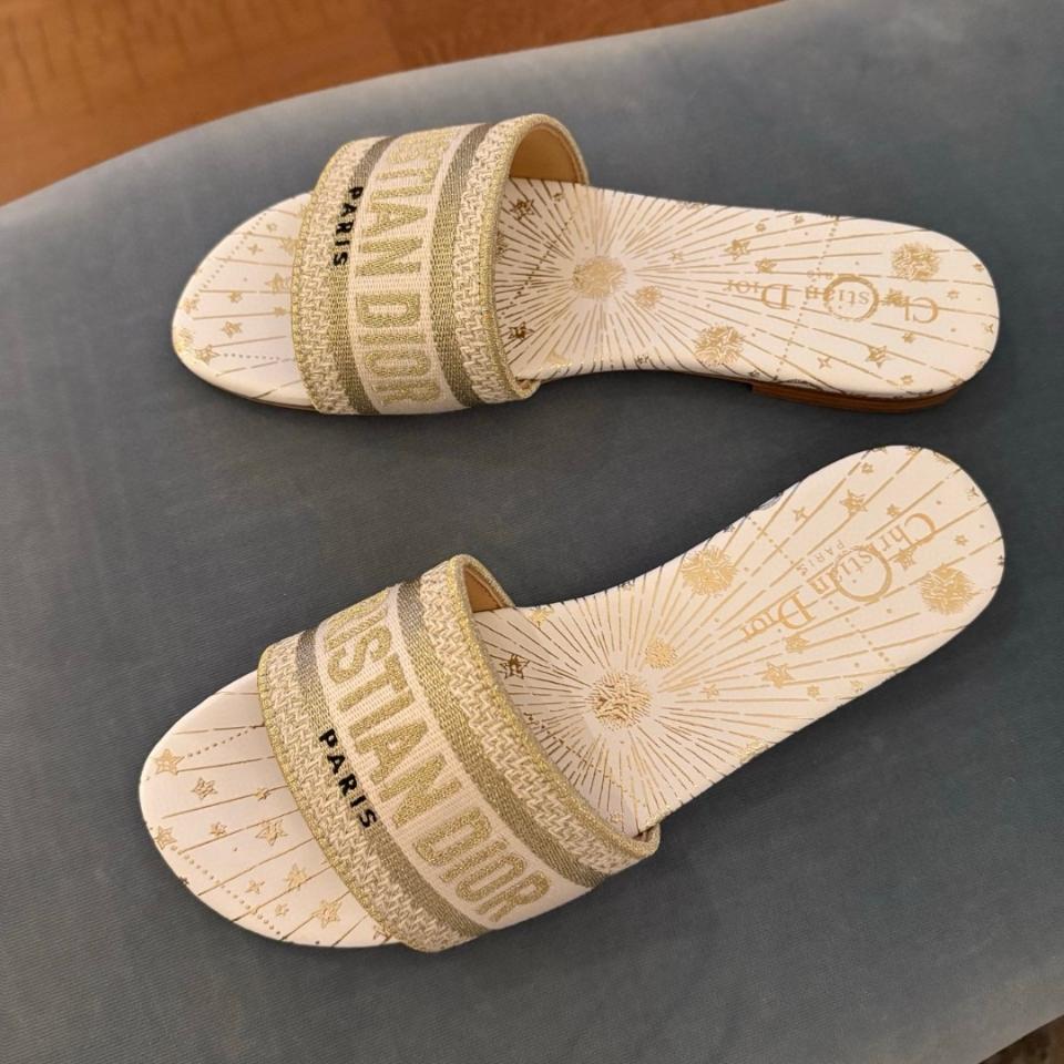 Dior Dway Slide 
Embroidered silver Cotton and White Multicolor Toile de Jouy Papillon Motif KCQ209ECT-duoc-ban-tai-HVIP Shoes & Clothes