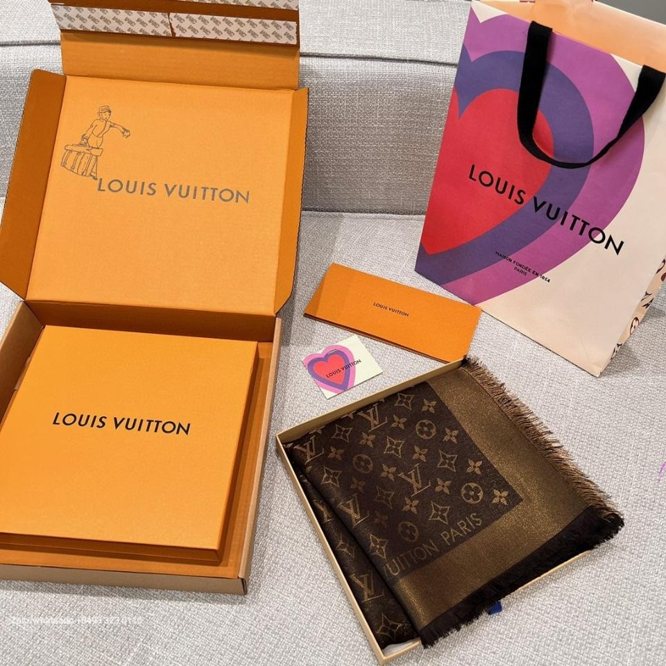 LOUIS VUITTON M75122
Monogram Shine Shawl brown K3-duoc-ban-tai-Hvip Bags & Accessories