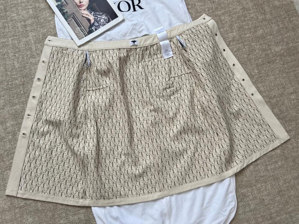Dior Belted Skirt
Ecru Cotton Denim with Dior Oblique Interior
 522J72A3050_X0200-duoc-ban-tai-HVIP Shoes & Clothes