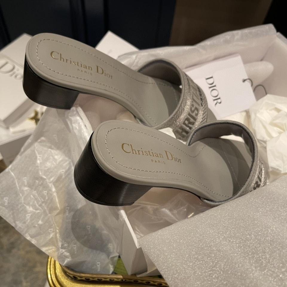 Dior Dway Heeled Slide
Gray Embroidered Cotton KCQ915ERC_S56B -duoc-ban-tai-HVIP Shoes & Clothes