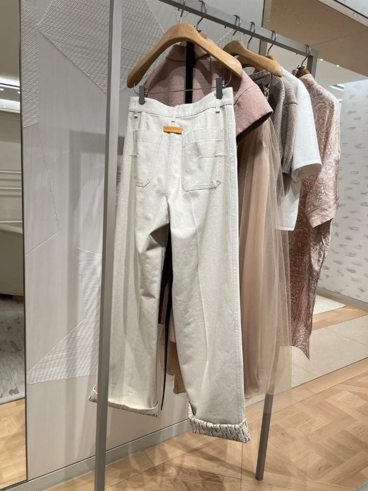 Dior Flared Jeans
Ecru Cotton Denim with Dior Oblique Interior 522P04A3050_X0200-duoc-ban-tai-HVIP Shoes & Clothes