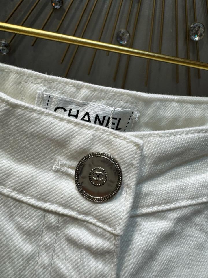 Chanel Jeans
 
Washed Denim 
White P79083-V71308-NADKJ-duoc-ban-tai-HVIP Shoes & Clothes