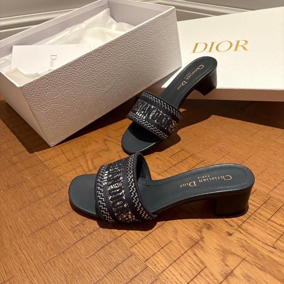 Dior Dway Heeled Slide
Black Cotton Embroidered with Metallic Thread and black-Tone Strass
KCQ860CHS-duoc-ban-tai-HVIP Shoes & Clothes