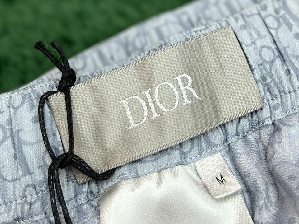 Dior Oblique Shorts
Blue Silk and Cotton Jacquard
483C102A5231_C520-duoc-ban-tai-HVIP Shoes & Clothes