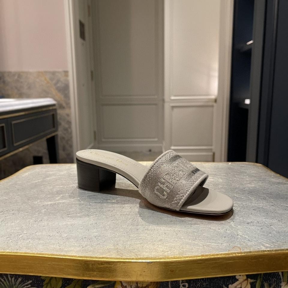 Dior Dway Heeled Slide
Gray Embroidered Cotton KCQ915ERC_S56B -duoc-ban-tai-HVIP Shoes & Clothes