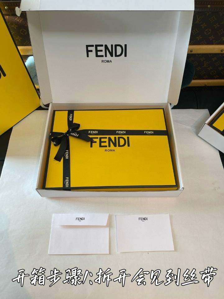 Fendi T-Shirt
Blue cotton T-shirt FY0936AV0PF0QA2-duoc-ban-tai-HVIP Shoes & Clothes