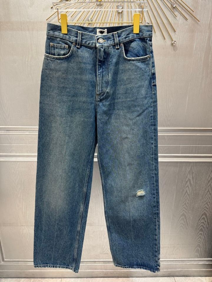 Dior Flared Jeans
Blue Stonewashed Cotton Denim
522P91A3046_X5408-duoc-ban-tai-HVIP Shoes & Clothes