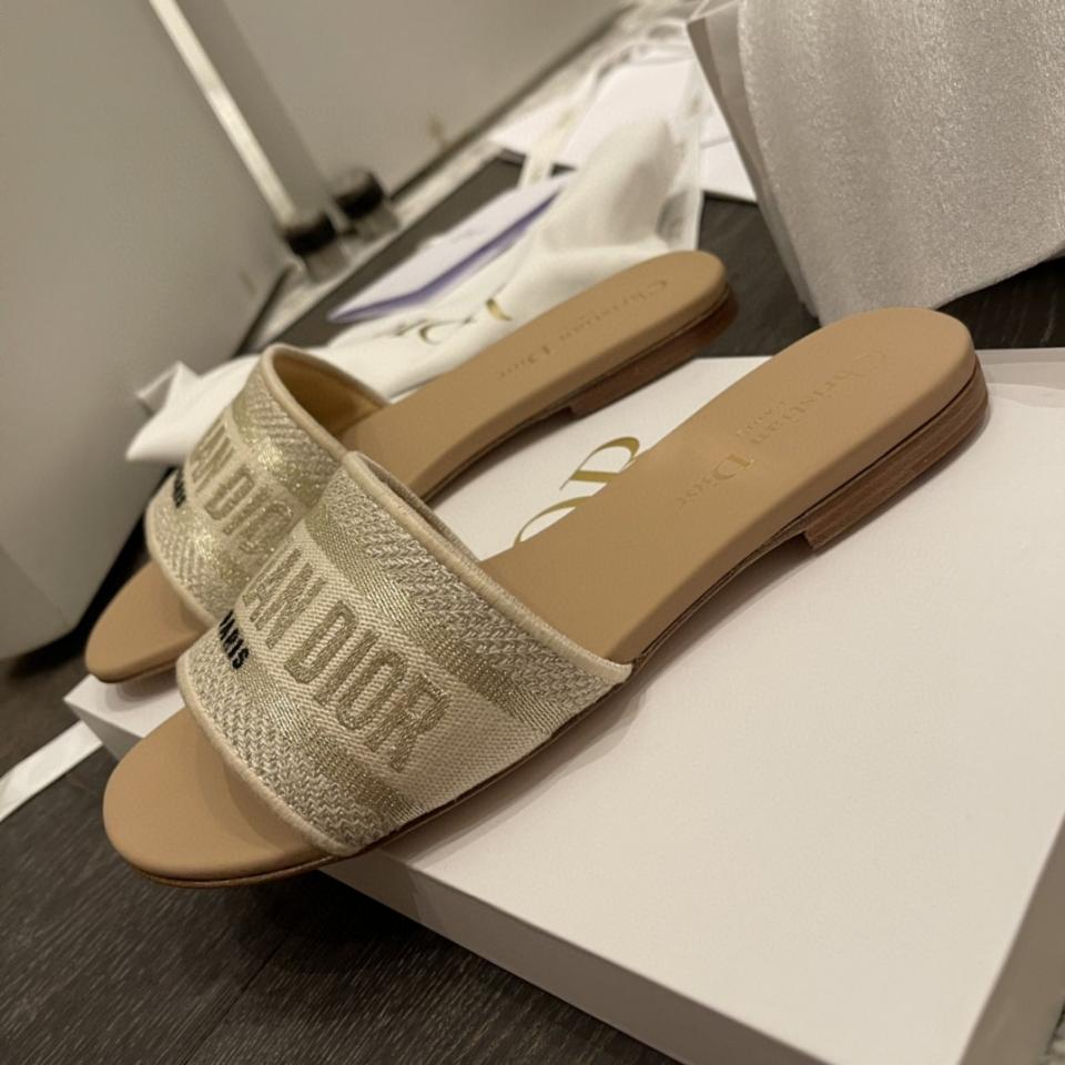 Dior Dway Slide
Deep Blue Embroidered Cotton KCQ166ERC_S56B Sao chép-duoc-ban-tai-HVIP Shoes & Clothes