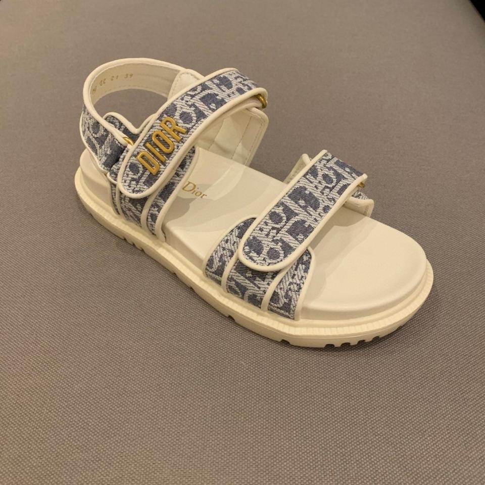 Dior Dioract Sandal
Chambray Blue Jacquard with Ecru Dior Oblique Raffia
KCO170ROJ_S28N-duoc-ban-tai-HVIP Shoes & Clothes