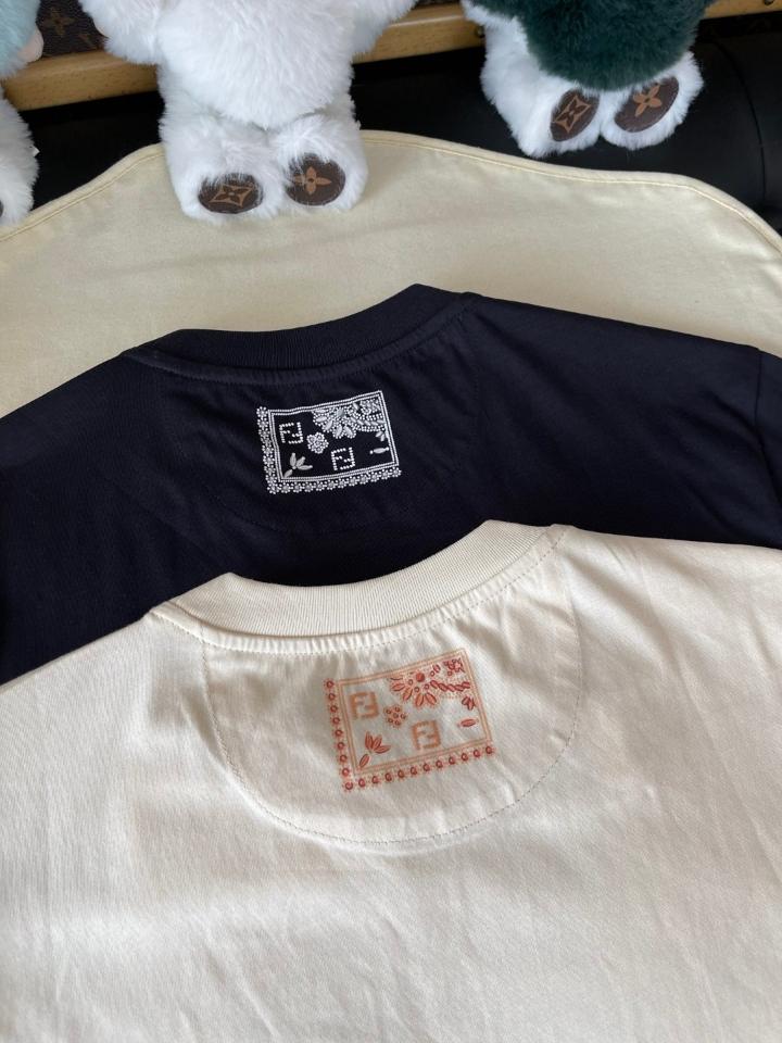 Fendi T-Shirt
Blue cotton T-shirt FY0936AV0PF0QA2-duoc-ban-tai-HVIP Shoes & Clothes