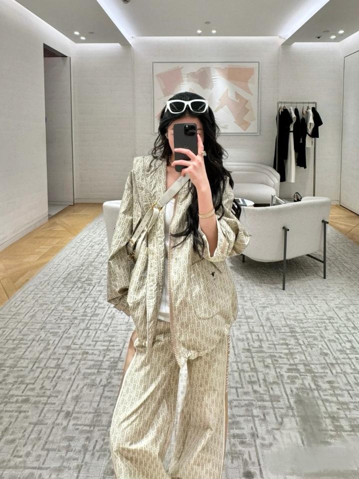 Dior Flared Pants
Beige Technical Jacquard Taffeta with Dior Oblique Motif 447P58A2970_X1827-duoc-ban-tai-HVIP Shoes & Clothes