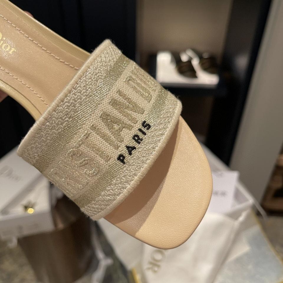 Dior Dway Heeled Slide
Nude Embroidered Cotton KCQ915ERC_S56B Sao chép-duoc-ban-tai-HVIP Shoes & Clothes