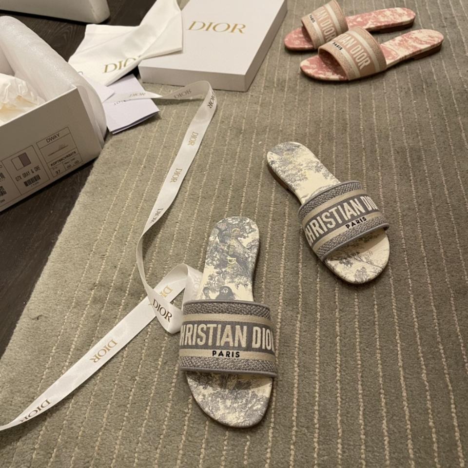 Dior Dway Slide
Gray Embroidered Cotton and Toile de Jouy Motif
 KCQ209TJE-duoc-ban-tai-HVIP Shoes & Clothes