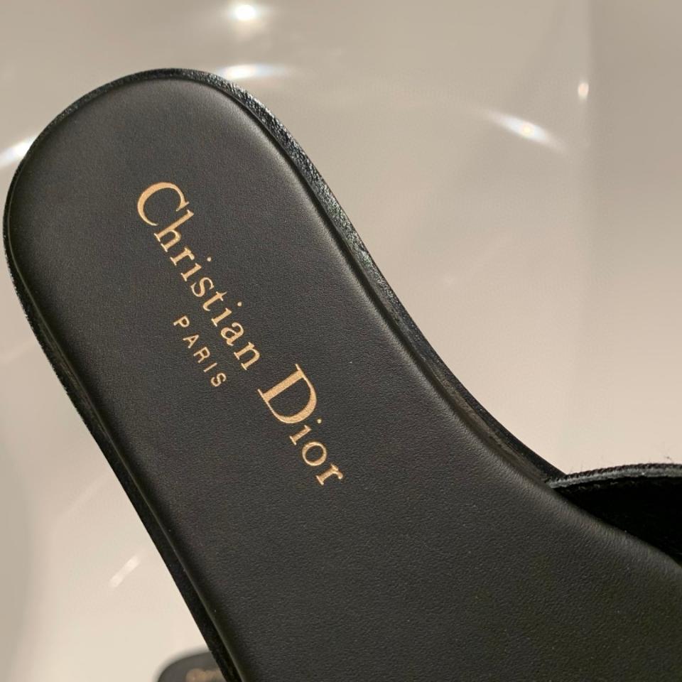 Dior Adiorable Slide
Black Fringed Grosgrain
KCO282GGN-duoc-ban-tai-HVIP Shoes & Clothes