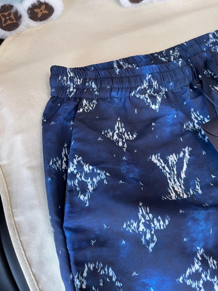 Louis Vuitton 1AHVZ7
New
Printed Monogram Swim Shorts1-duoc-ban-tai-HVIP Shoes & Clothes