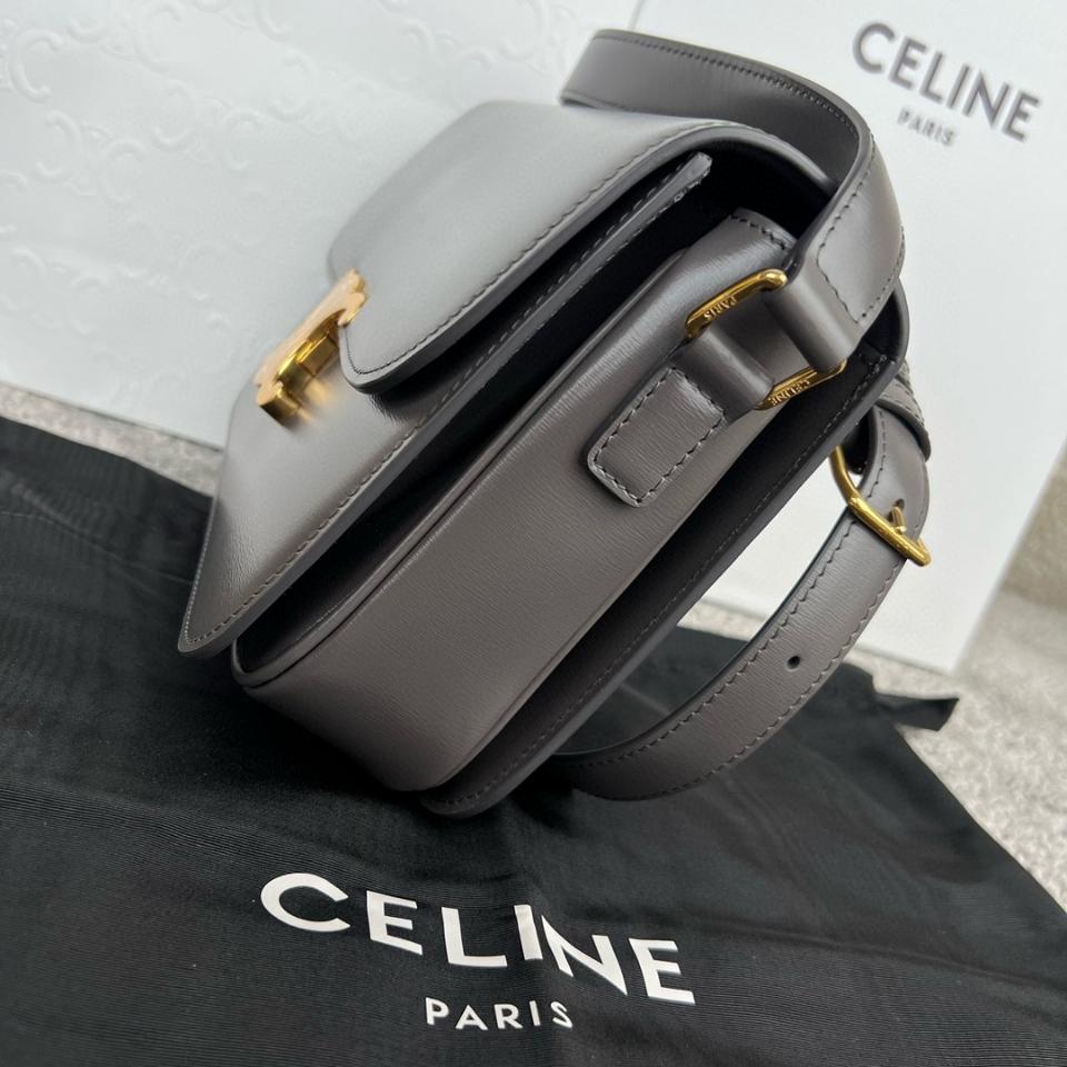 CELINE CLASSIQUE TRIOMPHE BAG IN SHINY CALFSKIN
ZINC 187363BF4.08ZC-duoc-ban-tai-Hvip Bags & Accessories